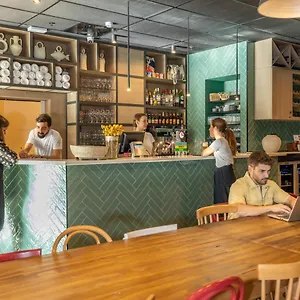 לבקר במלון